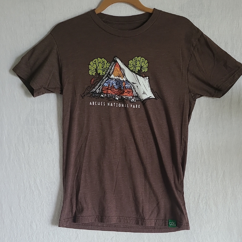 Wild Tribute Unisex Brown Arches National Park Graphic T-Shirt Size Small